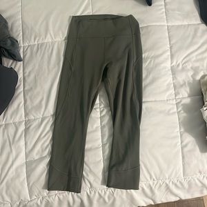 LuLu Lemon leggings 28inches (from waist to bottom hem). Size 4 (US)